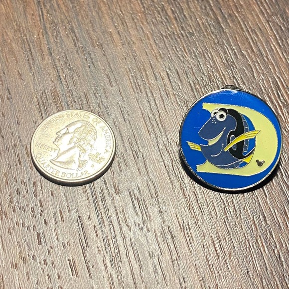 Disney parks Finding Nemo D dory hidden mickey 2 of 26 Circle Enamel Pin 2009 - Picture 2 of 5